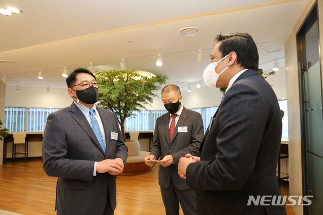 [서울=뉴시스] 구자균 LS일렉트릭 회장(왼쪽)과 구자은 LS엠트론 회장이 22일, LS용산타워에서 아해마드 바하미 말레이시아 대사 대행과 인사를 나누고 있다. (사진=LS 제공)