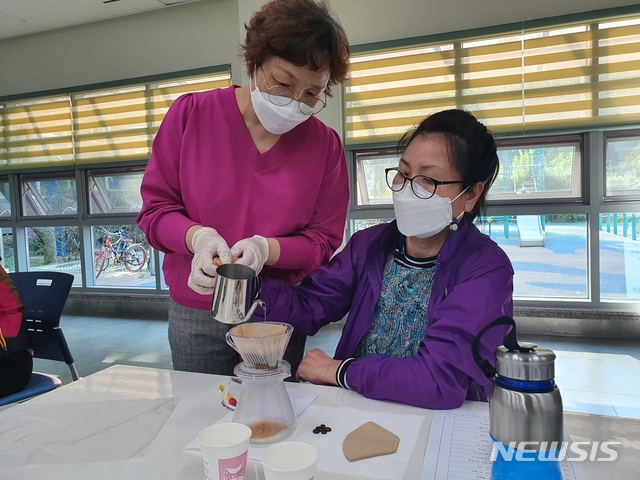 [대구=뉴시스]김정화 기자 = 대구시 수성구는 황금종합사회복지관과 함께 취미 공유 자조 모임 ‘외로움 탈출! 황금 카페’를 운영한다. (사진 = 대구시 수성구 제공) 2021.04.23. photo@newsis.com