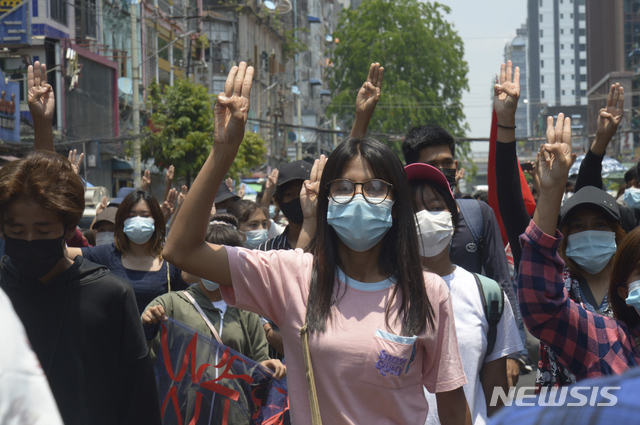 [양곤=AP/뉴시스]23일 미얀마 양곤에서 반 쿠데타 시위대가 세 손가락 경례를 하며 시위하고 있다. 동남아시아국가연합(ASEAN·아세안) 10개국 정상은 오는 24일 인도네시아 자카르타에서 열리는 아세안 특별정상회의에서 미얀마 사태의 해법에 대해 논의할 것으로 보인다. 아세안은 인도네시아, 말레이시아, 태국, 필리핀, 싱가포르, 브루나이, 베트남, 라오스, 미얀마, 캄보디아 등 10개국으로 구성돼 있다. 2021.04.23.