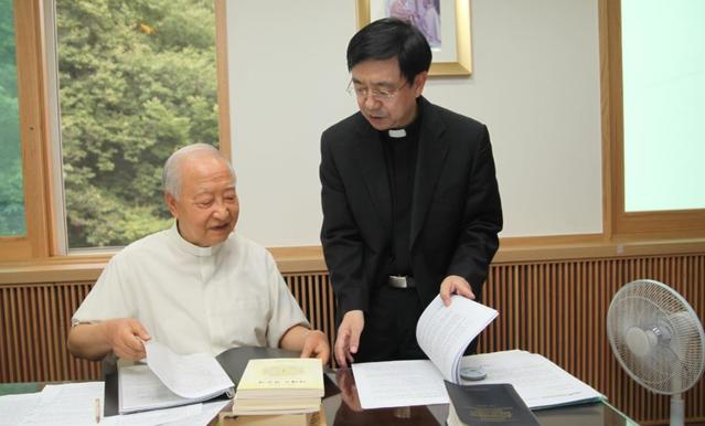 [서울=뉴시스] 정진석 추기경, 허영엽 신부. 2021.04.27. (사진 = 천주교 서울대교구 제공) photo@newsis.com