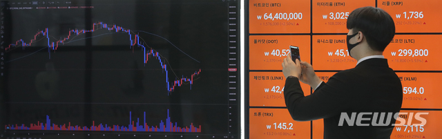 [서울=뉴시스]조수정 기자 = 비트코인 가격이 오름세를 보인 27일 오전 서울시 강남구 암호화폐 거래소 빗썸 강남고객센터 전광판에 비트코인 시세가 표시돼 있다. 2021.04.27. chocrystal@newsis.com