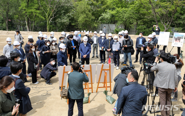 [서울=뉴시스]고범준 기자 = 오세훈 서울시장이 27일 오후 일제강점기 때 단절된 창경궁과 종묘를 녹지로 연결하는 '율곡로 도로구조개선공사' 현장을 찾아 관계자로부터 공사 사업 추진 경과 보고를 받고 있다. 2021.04.27. bjko@newsis.com