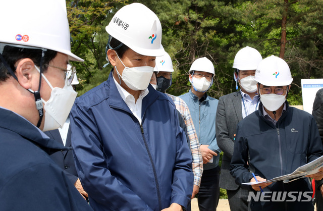 [서울=뉴시스]고범준 기자 = 오세훈 서울시장이 27일 오후 일제강점기 때 단절된 창경궁과 종묘를 녹지로 연결하는 '율곡로 도로구조개선공사' 현장을 찾아 관계자로부터 공사 사업 추진 경과 보고를 받고 있다. 2021.04.27. bjko@newsis.com