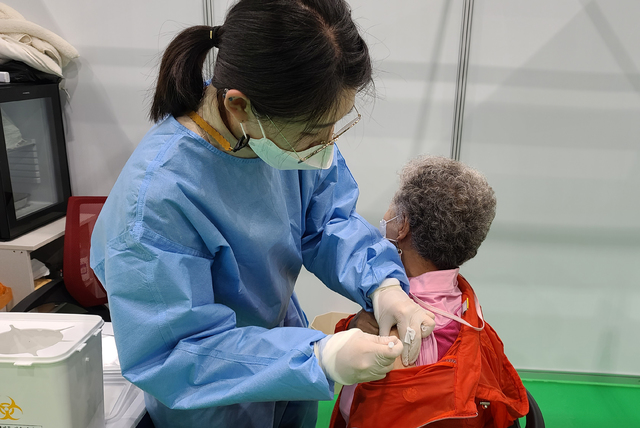 [밀양=뉴시스] 안지율 기자 = 경남 밀양시는 27일 오후 코로나19 예방접종센터가 마련된 삼문동 문화체육회관에서 75세 이상 어르신이 코로나19 백신 접종을 받고 있다.2021.04.27. alk9935@newsis.com