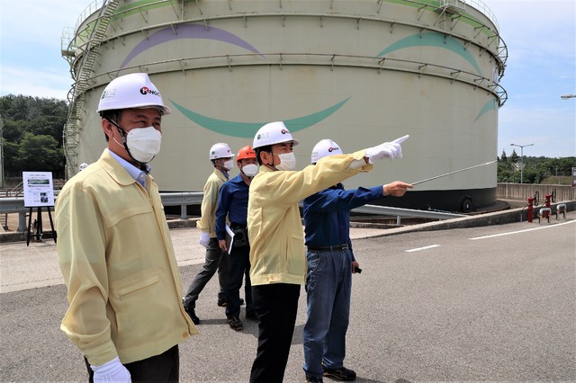 한국석유공사 양수영 사장이 석유비축기지에서 안전을 점검하고 있다 *재판매 및 DB 금지