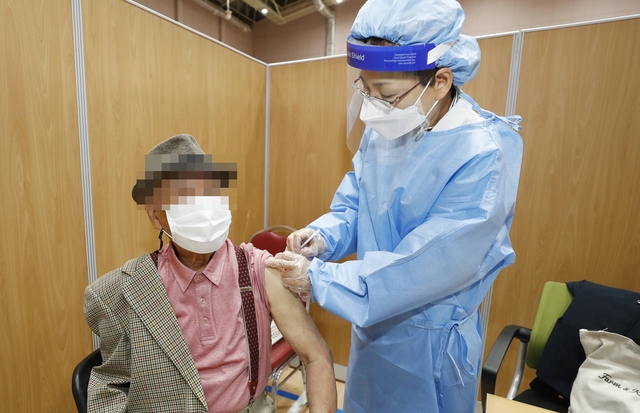 [괴산=뉴시스]화이자 백신 접종. (사진=괴산군 제공) photo@newsis.com *재판매 및 DB 금지