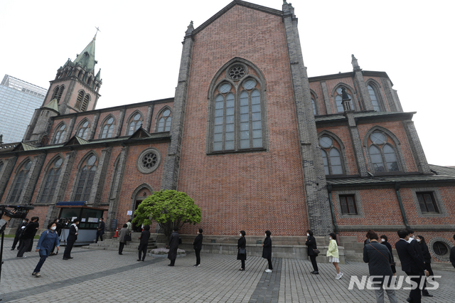 [서울=뉴시스]조수정 기자 = 28일 오전 전 천주교 서울대교구장 고(故) 정진석 추기경 빈소가 마련된 서울 명동성당 본당 앞에 신도들이 조문하기 위해 줄서 입장하고 있다. 2021.04.28. chocrystal@newsis.com