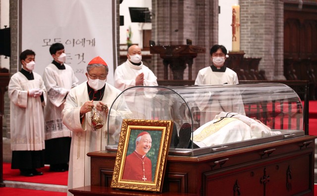 [서울=뉴시스]28일 새벽 서울 명동성당에서 전 천주교 서울대교구장 고(故) 정진석 추기경 선종미사가 진행되고 있다. (사진=천주교 서울대교구 제공) 2021.04.28. photo@newsis.com