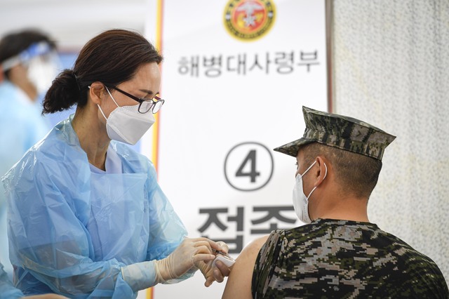 [서울=뉴시스]군 내 30세 이상 장병들을 대상으로 코로나19 예방백신 접종이 시작된 28일 해병대사령부 장병이 코로나19 백신을 접종받고 있다. (사진=해병대사령부 제공) 2021.04.28. photo@newsis.com