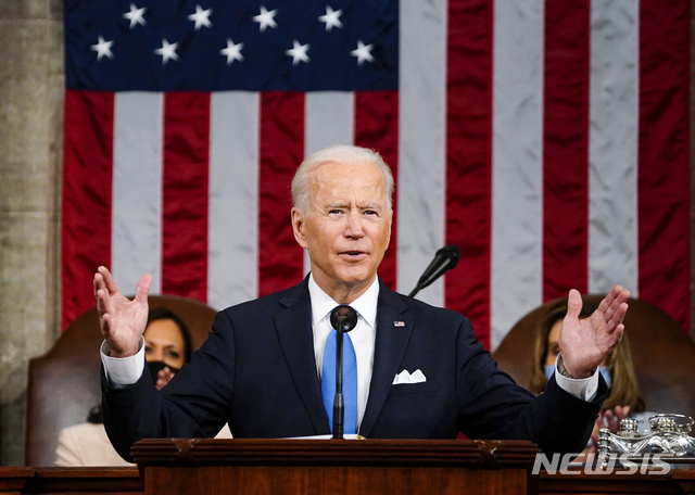 [워싱턴=AP/뉴시스]조 바이든 미국 대통령이 28일(현지시간) 워싱턴DC 국회의사당에서 첫 상·하원 합동의회 연설을 하고 있다. 2021.04.29.