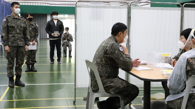 [대구=뉴시스]이무열 기자 = 대구 육군 50사단 30세 이상 군인 및 군무원들이 29일 사단 사령부 접종센터인 강철 체육관에서 코로나19 백신 예방접종을 하고 있다. (사진=육군 50사단 제공) 2021.04.29. photo@newsis.com *재판매 및 DB 금지