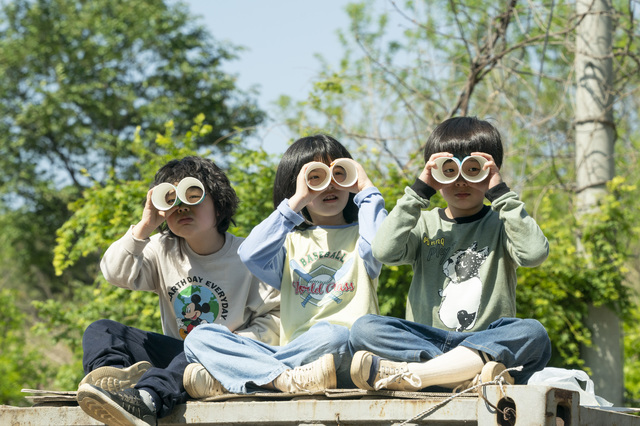 [서울=뉴시스]영화 '아이들은 즐겁다'. (사진 = ㈜영화사 울림, CJ ENM, 메가박스중앙㈜플러스엠 제공) 2021.04.30.photo@newsis.com