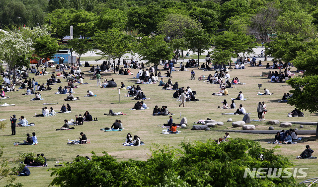 [서울=뉴시스]홍효식 기자 = 휴일인 지난 2일 오후 서울 여의도 한강공원에서 시민들이 피크닉을 즐기고 있다. 2021.05.02. yesphoto@newsis.com