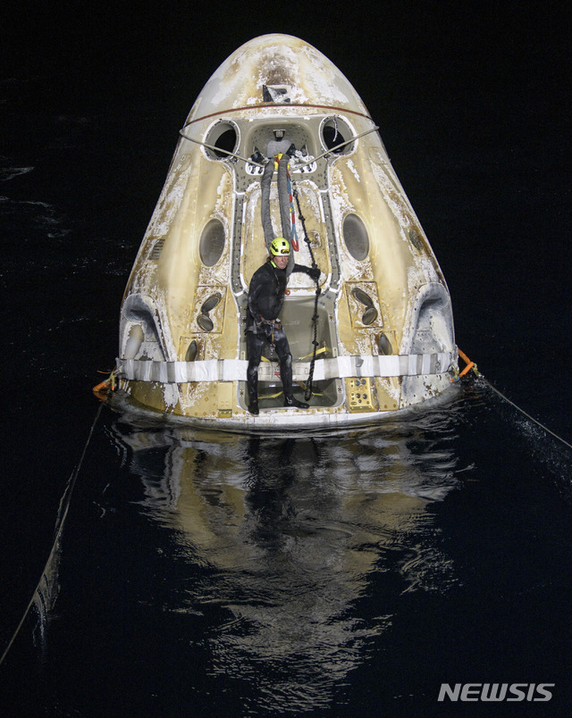[AP/뉴시스] 미국 플로리다주 멕시코만 바다에 2일 새벽 3시 조금 지나 ISS에서 지구귀환한 유인우주선 캡슐 리질리언스를 지상 회수팀이 끌고 있다. 캡슐은 착수 20여 분 후 인양돼 비행사 4명이 지구 땅을 밟았다 