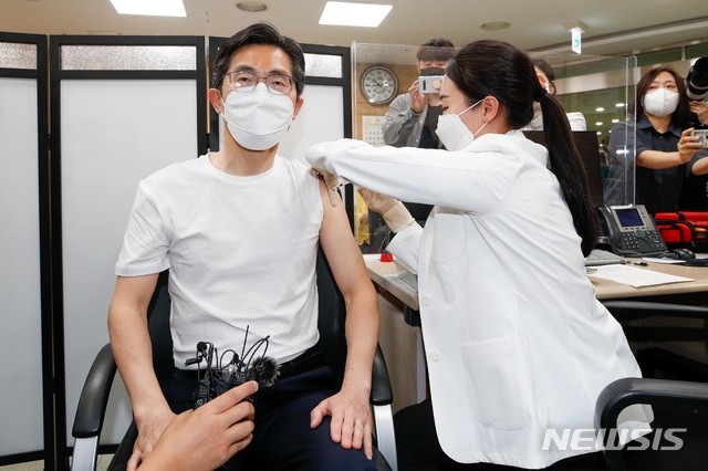 [서울=뉴시스]조수정 기자 = 이필수 신임 대한의사협회장이 3일 오전 서울 용산구보건소에서 아스트라제네카(AZ) 백신을 접종받고 있다. (공동취재사진) 2021.05.03. photo@newsis.com