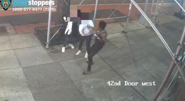 [서울=뉴시스] 뉴욕 도심에서 지난 2일(현지시간) 한 30대 아시아 여성이 흑인 여성으로부터 공격을 당하는 사건이 발생했다. 경찰이 제공한 주변 CCTV 영상 캡쳐사진으로, 사건 당시 모습을 담고 있다. <사진출처: ABC> 2021.05.04  