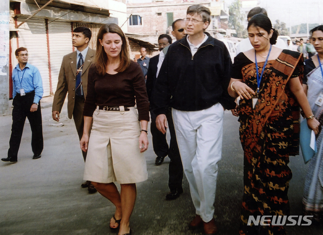[다카=AP/뉴시스] 2005년 12월5일(현지시간) 방글라데시 다카에서 마이크로소프트(MS) 창업자 겸 당시 회장 빌 게이츠(가운데)와 멀린다 게이츠(왼쪽)가 걷고 있다. 2021.05.17. 