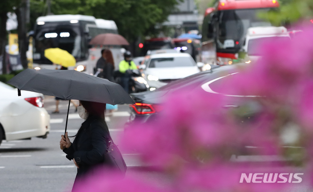 [서울=뉴시스]조수정 기자 = 봄비가 내린 지난 4일 오전 서울 중구 을지로에서 시민들이 우산을 들고 발걸음을 재촉하고 있다. 2021.05.04. chocrysytal@newsis.com