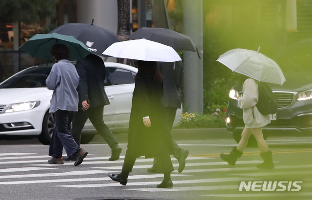 [서울=뉴시스]조수정 기자 = 봄비가 내리는 지난 4일 오전 서울 중구 을지로에서 시민들이 우산을 들고 출근길 발걸음을 재촉하고 있다. 2021.05.04. chocrysytal@newsis.com