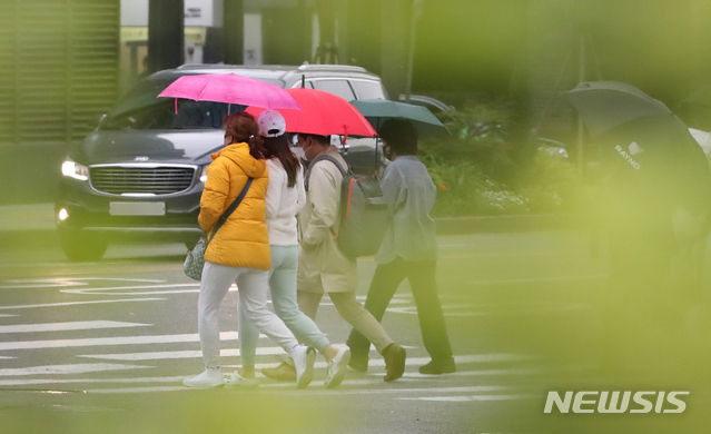 [서울=뉴시스]조수정 기자 = 봄비가 내리는 4일 오전 서울 중구 을지로에서 시민들이 우산을 들고 출근길 발걸음을 재촉하고 있다. 2021.05.04. chocrysytal@newsis.com