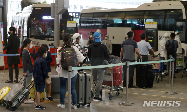 [인천공항=뉴시스]이영환 기자 = 4일 오전 인도 첸나이에서 비스타라항공사 특별 부정기편으로 인천국제공항에 도착한 교민들이 버스에 탑승하기 위해 대기하고 있다. 이번 특별 부정기편으로 인천공항에 도착하는 우리 교민 397명은 정부가 마련한 시설에서 1박2일 PCR(중합효소 연쇄반응) 검사 후 자가 또는 시설 격리 조치된다. 2021.05.04. 20hwan@newsis.com