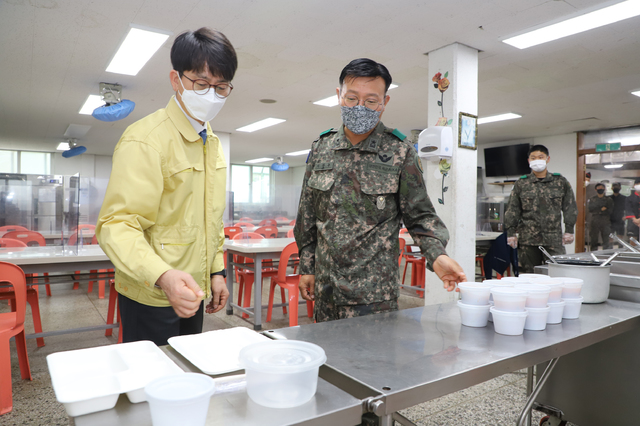 [서울=뉴시스]박재민 국방부 차관이 4일 대구 육군 제5군수지원사령부를 방문해 코로나19 관련 방역관리, 격리장병 급식 지원실태와 시설 점검하고 있다. (사진=국방부 제공) 2021.05.04. photo@newsis.com *재판매 및 DB 금지