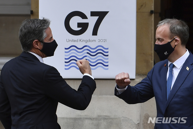 [런던=AP/뉴시스]토니 블링컨 미국 국무장관(왼쪽)과 도미닉 랍 영국 외무장관이 4일(현지시간) G7 외교장관 회의에서 만나 인사하고 있다. 2021.5.4.