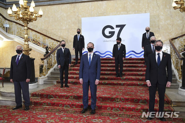 [런던=AP/뉴시스]G7 외교장관들이 4일(현지시간) 런던에서 회의에 앞서 단체촬영을 하고 있다. 2021.5.4.