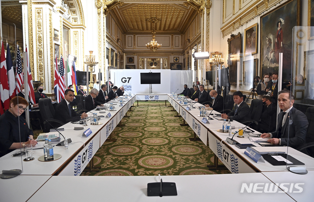 [런던=AP/뉴시스]5일(현지시간) 영국 런던에서 G7 외교장관 회의가 열리고 있다. 이날 회의에는 한국 등 초청국 장관들도 함께했다. 2021.5.5.