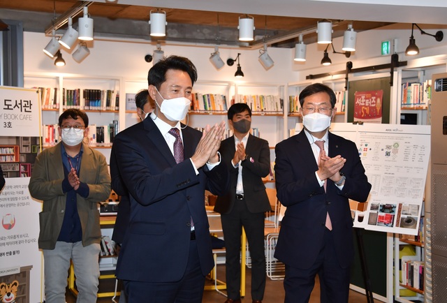 [서울=뉴시스] 오세훈 서울시장이 6일 고려대학교 캠퍼스타운 창업 카페를 방문하고 있다. (사진=서울시 제공) 2021.05.06. photo@newsis.com *재판매 및 DB 금지