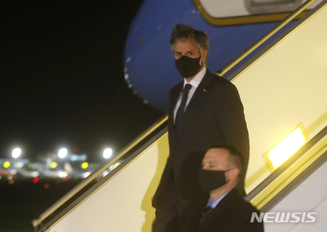 [키예프( 우크라이나)=AP/뉴시스] 6일 새벽 키예프의 보리스필 국제공항에 도착한 앤터니 블링컨 미 국무장관. 
