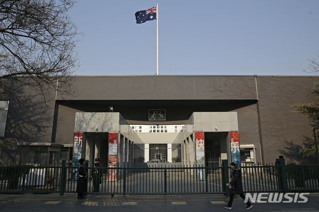 [베이징=AP/뉴시스] 6일 중국 국가발전개혁위원회는 성명을 내고 호주 정부와의 '전략 경제 대화'를 전면 중단한다고 밝혔다. 지난 2019년 1월24일 베이징의 호주 대사관 앞에서 행인들이 오가고 있다. 2021.05.06 