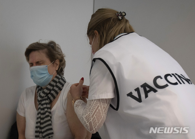 [AP/뉴시스] 5월6일 벨기에 안트워프에서 한 여성이 얀센 코로나19 백신 주사를 맞고 있다