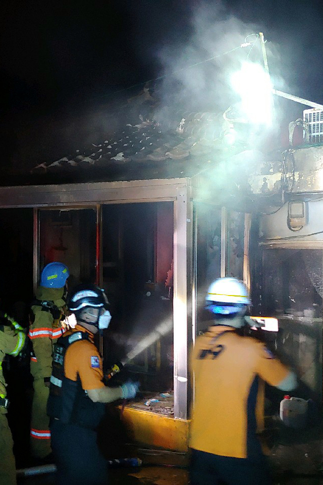 [부산=뉴시스] 6일 밤 부산 금정구의 한 식당 배전반 주변에서 불이 났다. (사진=부산경찰청 제공) *재판매 및 DB 금지