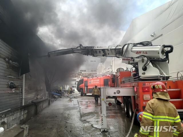 [세종=뉴시스] 소방대원들이 화재 현장에 무인파괴방수차를 투입해 진압하고 있다. (사진= 소방청 제공) 2021.05.09. 