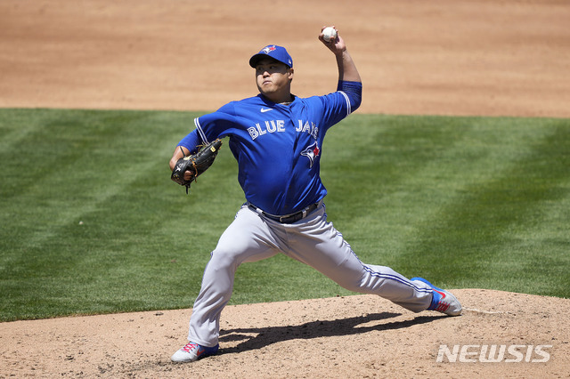 Toronto Blue Jays pitcher Hyun Jin Ryu throws against the Oakland Athletics during the fourth inning of a baseball game in Oakland, Calif., on Thursday, May 6, 2021. (AP Photo/Tony Avelar)