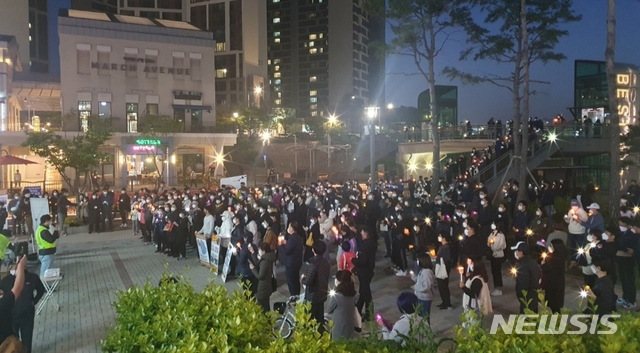 [김포=뉴시스]정일형 기자= '촛불시위' 나선 김포·검단 시민들