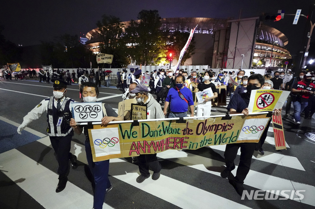 [도쿄=AP/뉴시스] 지난 9일 도쿄올림픽·패럴림픽 취소를 요구하는 시위가일본 국립경기장 앞에서 벌어졌다. 2021.05.10.