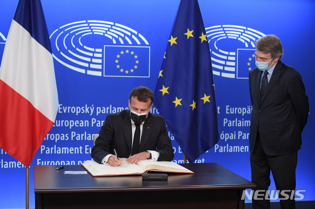 [스트라스부르=AP/뉴시스]에마뉘엘 마크롱프랑스 대통령이 9일(현지시간) 프랑스 동부 스트라스부르 유럽의회에서 책에 서명하고 있다. 2021.05.10.