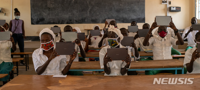 [서울=뉴시스] 케냐 카쿠마 난민촌 그린라이트 중등학교(Green Light Secondary School) 학생들이 '갤럭시탭'을 보여주고 있다. (사진=유엔난민기구, ©UNHCR/Samuel Otieno 제공)