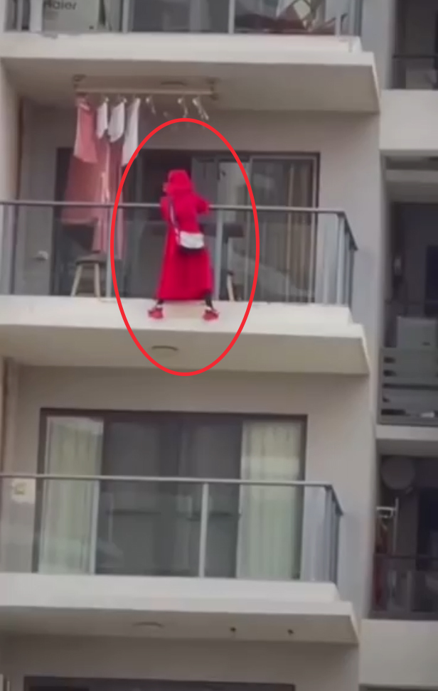 중국의 한 여성이 아파트 난간에 매달려 춤을 추며 라이브 방송을 하다 추락해 사망했다. (출처: 틱톡) *재판매 및 DB 금지