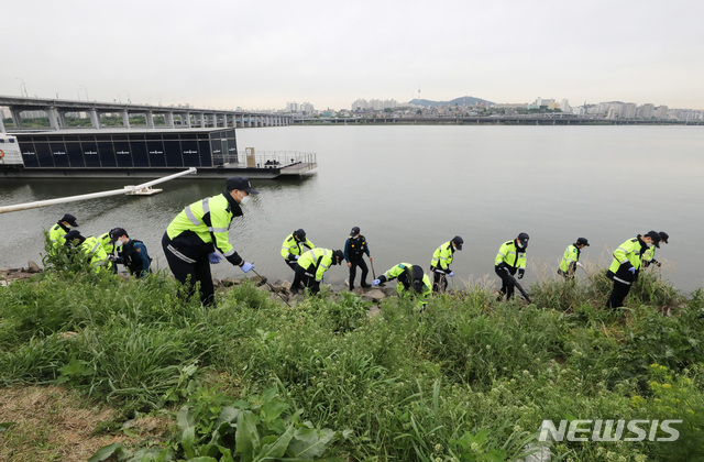 [서울=뉴시스]고범준 기자 = 10일 서울 서초구 반포한강공원 수상택시 승강장 앞에서 경찰이 고(故) 손정민 군의 친구 휴대전화 수색 작업을 하고 있다. 2021.05.10. bjko@newsis.com