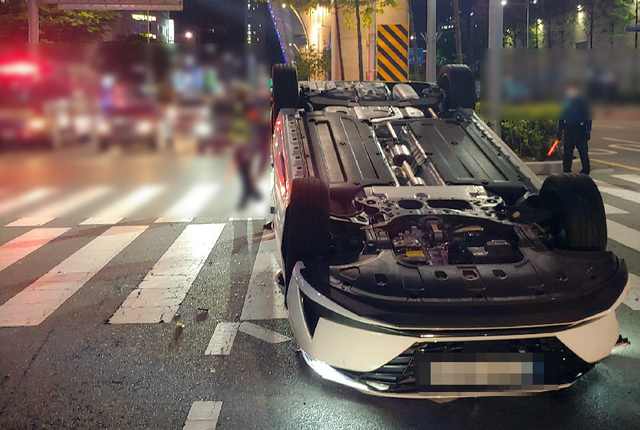 [부산=뉴시스] 부산 영도구의 한 도로에서 충돌사고로 전복된 승용차. (사진=부산경찰청 제공) *재판매 및 DB 금지