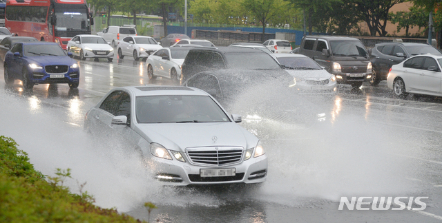 [전주=뉴시스]김얼 기자 = 전북지역에 새벽부터 비가 내리기 시작한 11일 전주시 덕진구 백제대로에서 운전자들이 빗물에 잠긴 차도를 지나고 있다. 2021.05.11. pmkeul@newsis.com