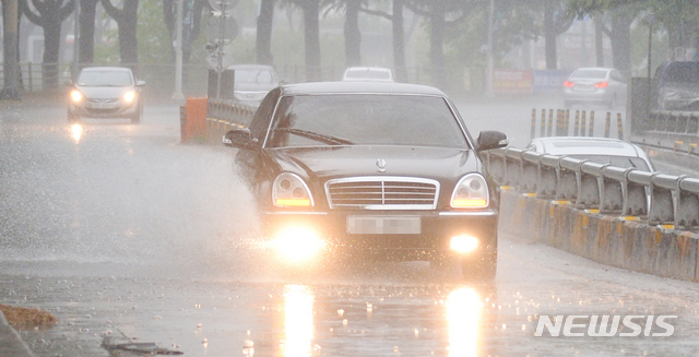 [전주=뉴시스]김얼 기자 = 전북지역에 새벽부터 비가 내리기 시작한 지난 11일 전주시 덕진구 전주천서로에서 운전자들이 빗물에 잠긴 도로를 지나고 있다. 2021.05.11. pmkeul@newsis.com