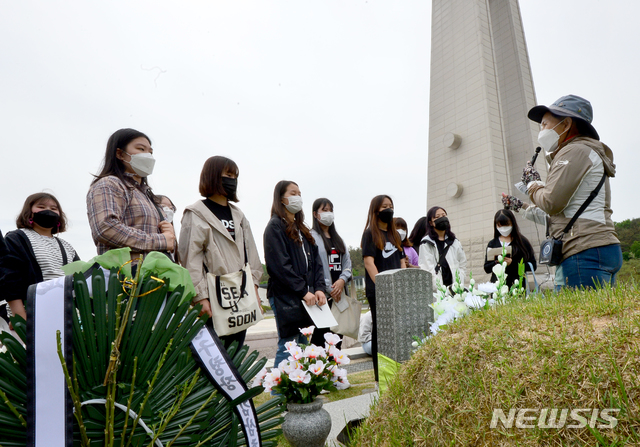[광주=뉴시스] 김혜인 기자 = 전남 보성 벌교여자중학교 학생들이 11일 오전 광주 북구 운전동 국립5·18민주묘지를 찾아 참배하고 있다. 2021.05.11. hyein0342@newsis.com