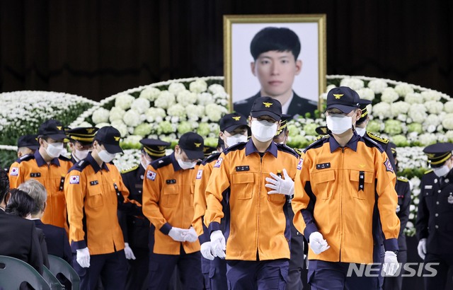 [용인=뉴시스]경기사진공동취재단 = 11일 경기도 용인시 용인실내체육관에서 열린 순직 소방공무원(故 신진규 소방교) 영결식에서 동료 소방관들이 조문을 한 뒤 이동하고 있다. 2021.05.11. photo@newsis.com