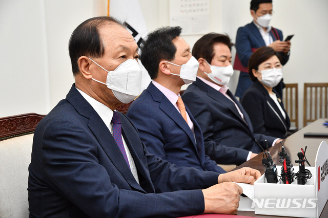 [서울=뉴시스]김진아 기자 = 국민의힘 황우여 중앙당 선거관리위원장이 11일 오후 서울 여의도 국회에서 당 대표 및 최고위원 선출을 위해 열린 중앙당 선거관리위원회 1차 회의에 참석해 인사말을 하고 있다. (공동취재사진) 2021.05.11. photo@newsis.com