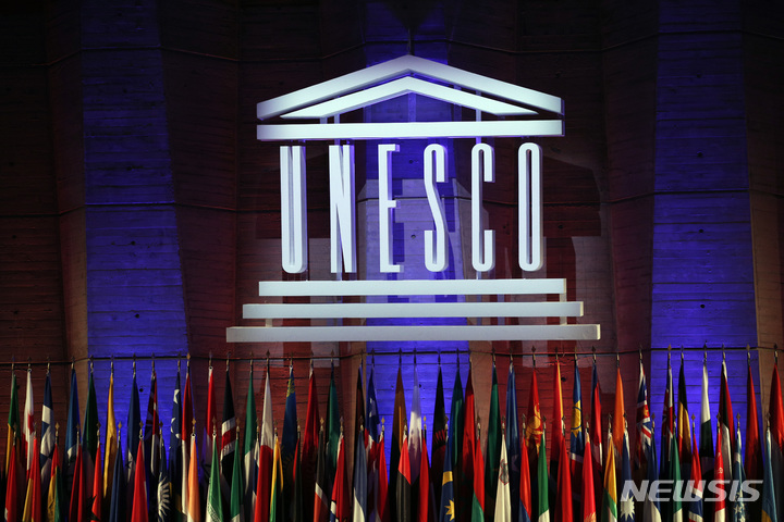 [파리=AP/뉴시스] 지난 2017년 11월4일 유네스코(UNESCO) 로고가 프랑스 파리 유네스코 본부에서 열린 39차 총회에서 빛나고 있다. 2021.07.12.