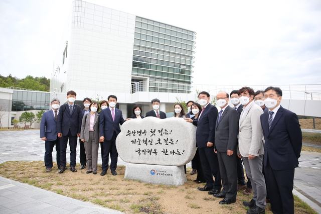 [부산=뉴시스] 국립수산과학원은 국립산림과학원과 수산·산림 과학분야의 융·복합 연구과제 추진 등을 위해 '2021 연구협력 추진협의회'를 개최했다고 12일 밝혔다. (사진=수산과학원 제공) *재판매 및 DB 금지